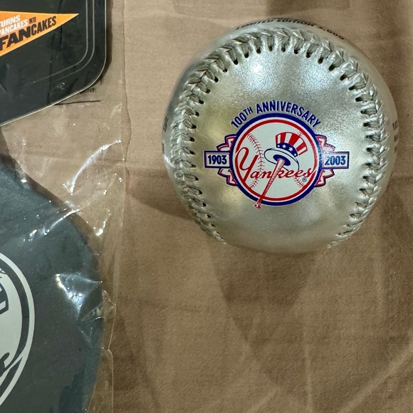 New York Yankees Memorabilia Lot Ltd Edition Baseball, Snoopy Pez, cards, flip - Picture 7 of 16